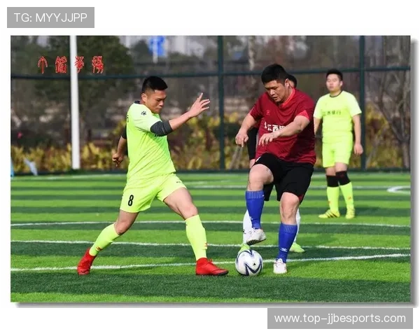 足球巨星畅游碧波展现水中英姿引发球迷热烈关注